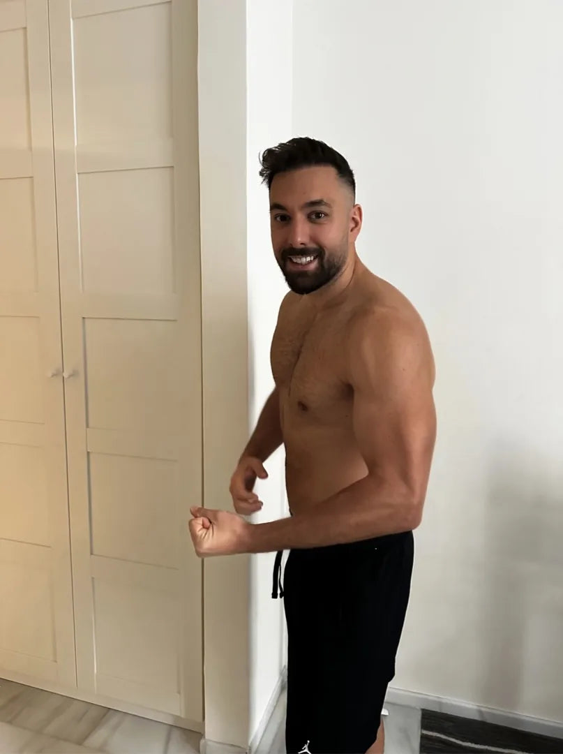 Faheem nachher - flacher Bauch, entspannt