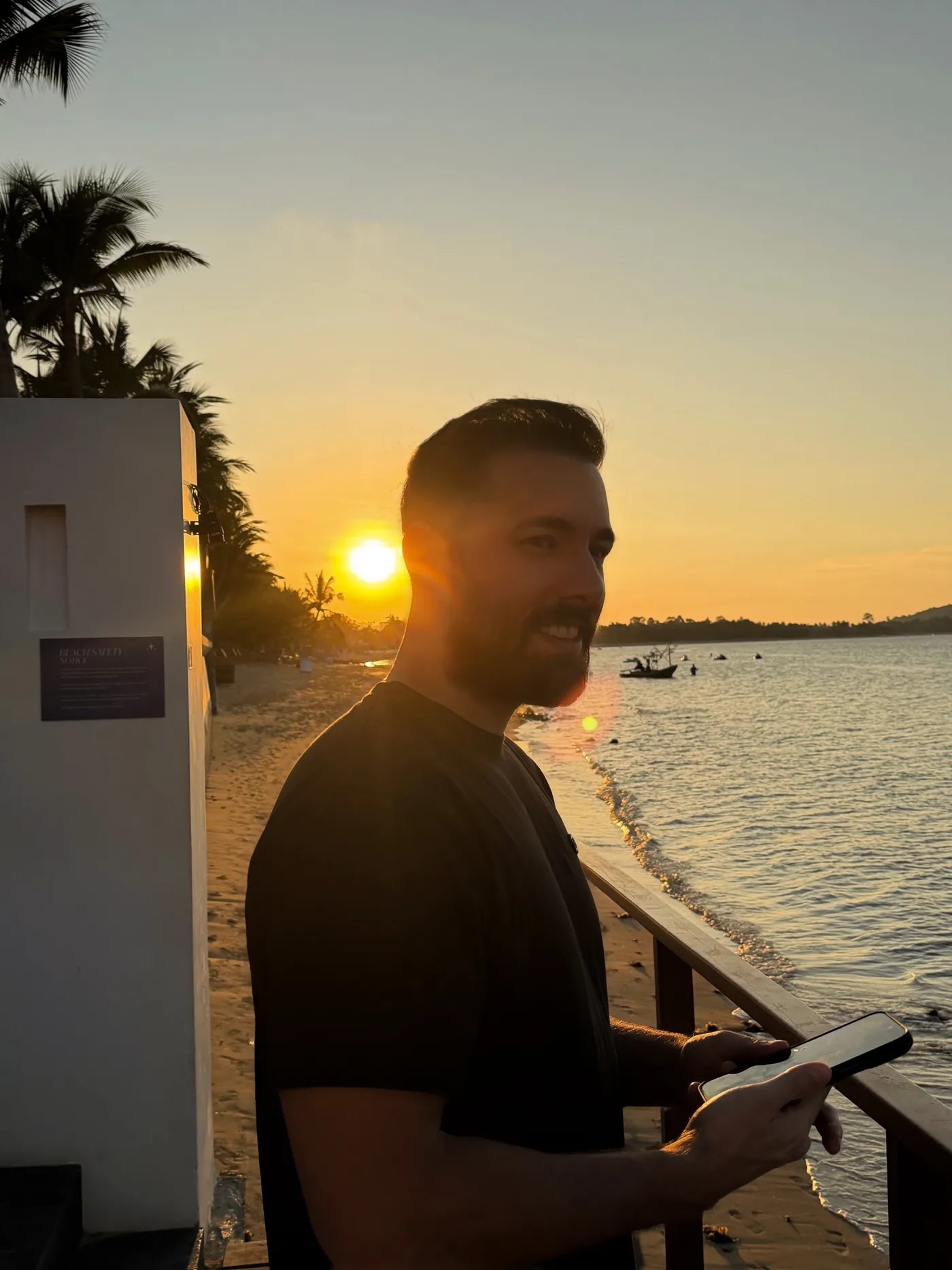 Faheem - nach der Transformation, entspannt am Strand im goldenen Sonnenuntergang